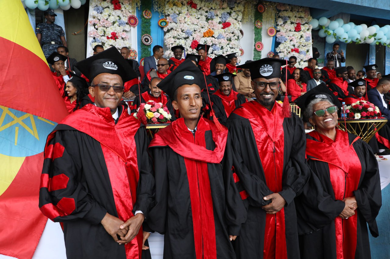 Bahir Dar University Graduates its students 